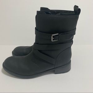 Clarks Boots Women’s black leather boots with Buckle Style